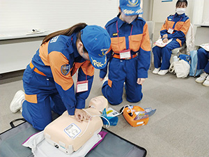 AEDの使い方や胸骨圧迫など一次救命処置に必要な技術を学ぶ学生消防団員