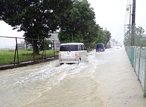 6月2日の大雨で冠水した道路（中央区神原町）