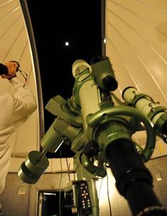 天体観測ドームの望遠鏡