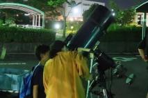 初めて覗く望遠鏡に大興奮