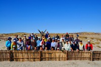 中田島砂丘で堆砂垣を作る人たち