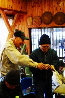 竹の家で作業する人たち