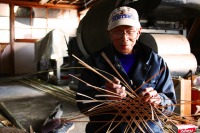 竹籠を編む人