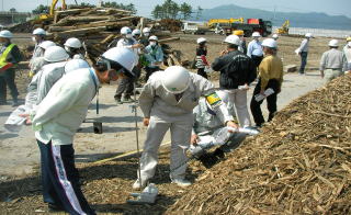 山田町の災害廃棄物を現地視察する住民