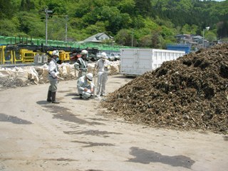 大槌町の災害廃棄物の空間線量率を測定する様子