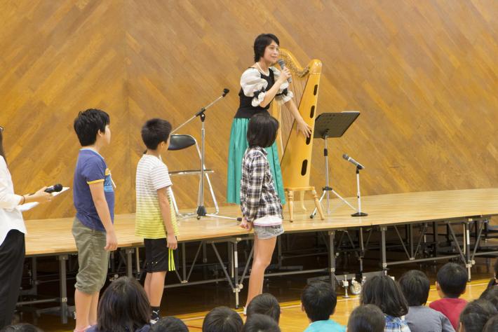 【「どうして弦から音がでるの？」という問いにハープの仕組みを交えて答える北村さん