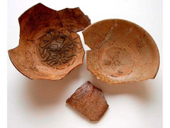 吉名古窯の花柄を刻んだ陶器