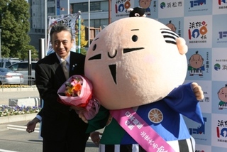 写真：家康くんに花束を手渡す市長