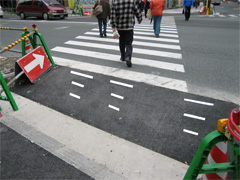 写真：段差をすり付け、路面表示により段差を示した例