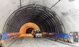 秋葉トンネルの安全確保工事の状況