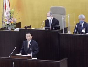 3年度施政方針を表明する鈴木市長