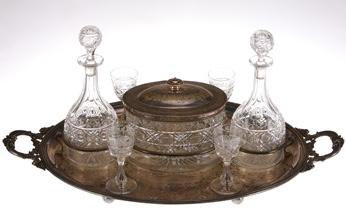 写真:銀の盆とデキャンタ、ワイングラス