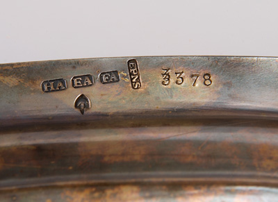 写真:銀の盆にある刻印