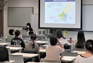 防災に関する出前講座を受講する大学生