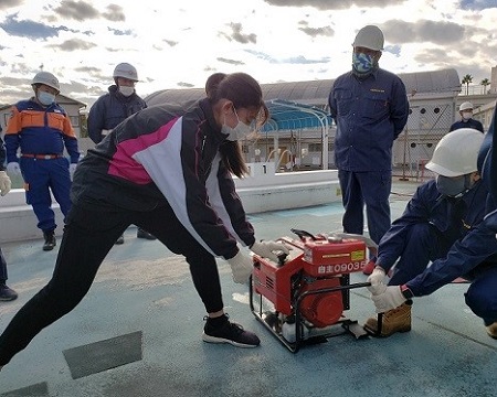 高校生による可搬ポンプ始動訓練