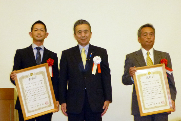 受賞企業の方々には、市長より表彰状と額をお渡ししました。