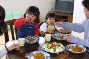 食事をしている写真