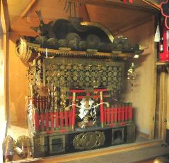 山住神社拝殿に収められている御神輿