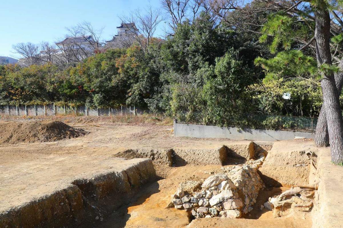 本丸北東部隅の石垣の遠景