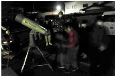 望遠鏡をのぞき込む参加者