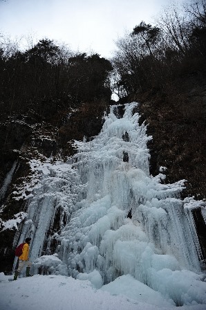 氷結したツゴノ沢大滝