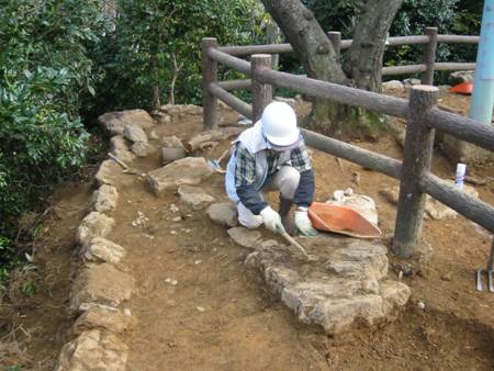 図：富士見櫓跡の礎石と地覆石