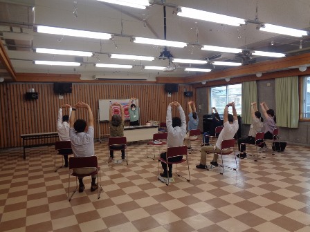 健康指導教室で体操をする参加者たち