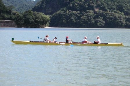 天竜川でボートに乗る参加者