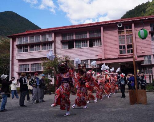 開始、伝承館前