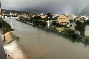 台風第15号により越水した五反田川