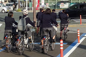 自転車通学する高校生