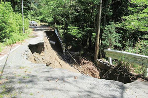 被災した林道天竜川線（天竜区水窪町奥領家）