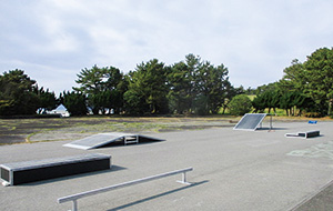 舞阪乙女園公園に整備されたスケートボードセクション