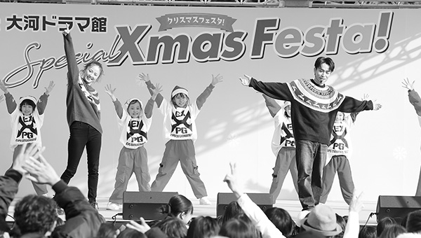 EXILE TETSUYAさん（右から2人目）、Dream Amiさん（左から2人目）、EXPG STUDIO KIDSの皆さんによるオリジナルダンスワークショップ