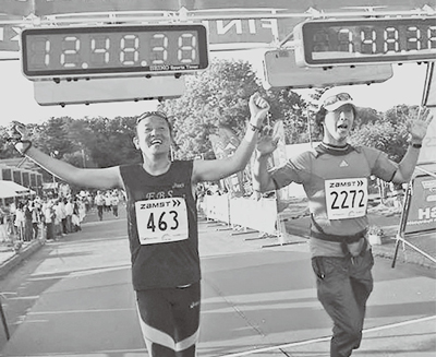 サロマ湖100kmウルトラマラソンでゴールしたときの衣笠さん