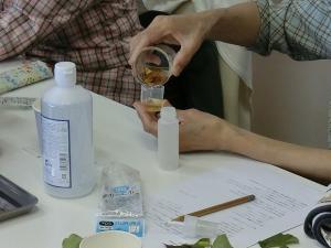 ドクダミをアルコールに漬けたチンキを精製水で薄めます