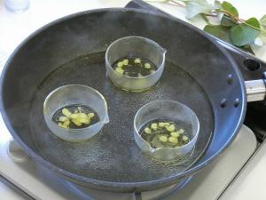 軟膏づくりはドクダミオイルと蜜蝋を湯せんにかけます