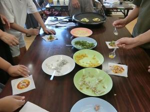 餃子ピザづくり