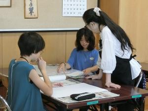 「この色入れると元気な花に見えるよ」と具体的なアドバイスをする講師