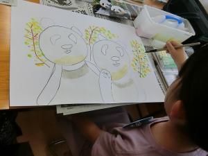 絵の具を塗り始める受講生