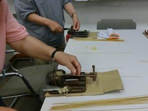 竹ひごを金型に合わせて並べる