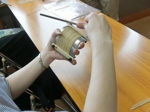 曲げを作るために金型の裏から熱を加える