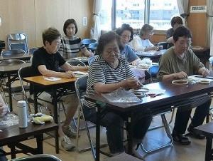 材料のパーツを確認する受講生