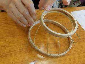 上下の枠に竹ひごを入れ込む