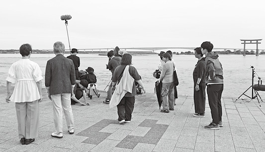 市内ロケの様子（弁天島海浜公園）