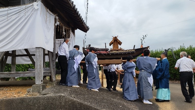 御神輿同から御船を出す