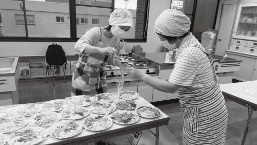 子供食堂「さなるだいにんぐ」では、地域の皆さんが食事を配る準備を行います（佐鳴台協働センター）