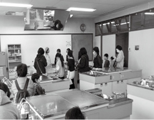 家庭にあるツナ缶などで災害時においしい食事を作る方法を学んだ防災食体験