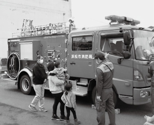 多くの家族連れでにぎわった北消防署三ヶ日出張所での緊急車両の展示