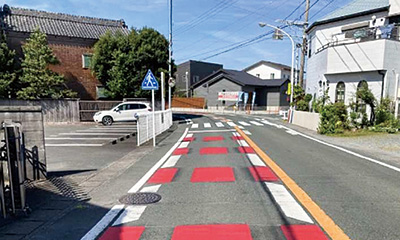 カラー舗装による注意喚起(中央区積志町)